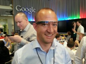 Philipp auf dem Google-Gelände beim Testen der Google Glasses