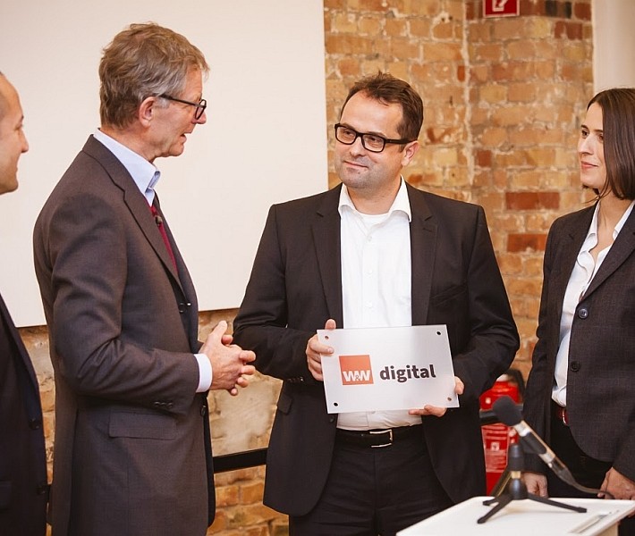 Übergabe des Schildes für das neue Büro der W&W Digital in den Berliner Ackerhöfen